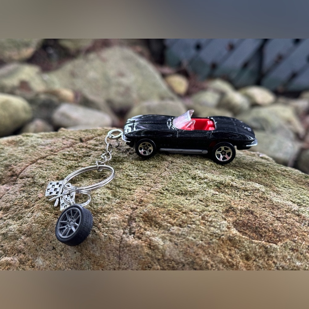 Hot Wheels ‘65 CORVETTE Car Keychain